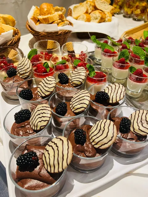 Dessertbüfett mit Mousse au Chocolat, Panna cotta und Brot