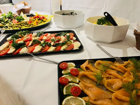 Kaltes Büfett mit Tomate-Mozzarella, Räucherlachs und Salaten