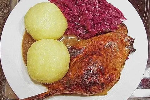 Gebratene Keule mit zwei Kartoffelknödeln und Blaukraut