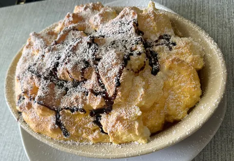 Kaiserschmarrn mit Puderzucker und Schokoladensauce