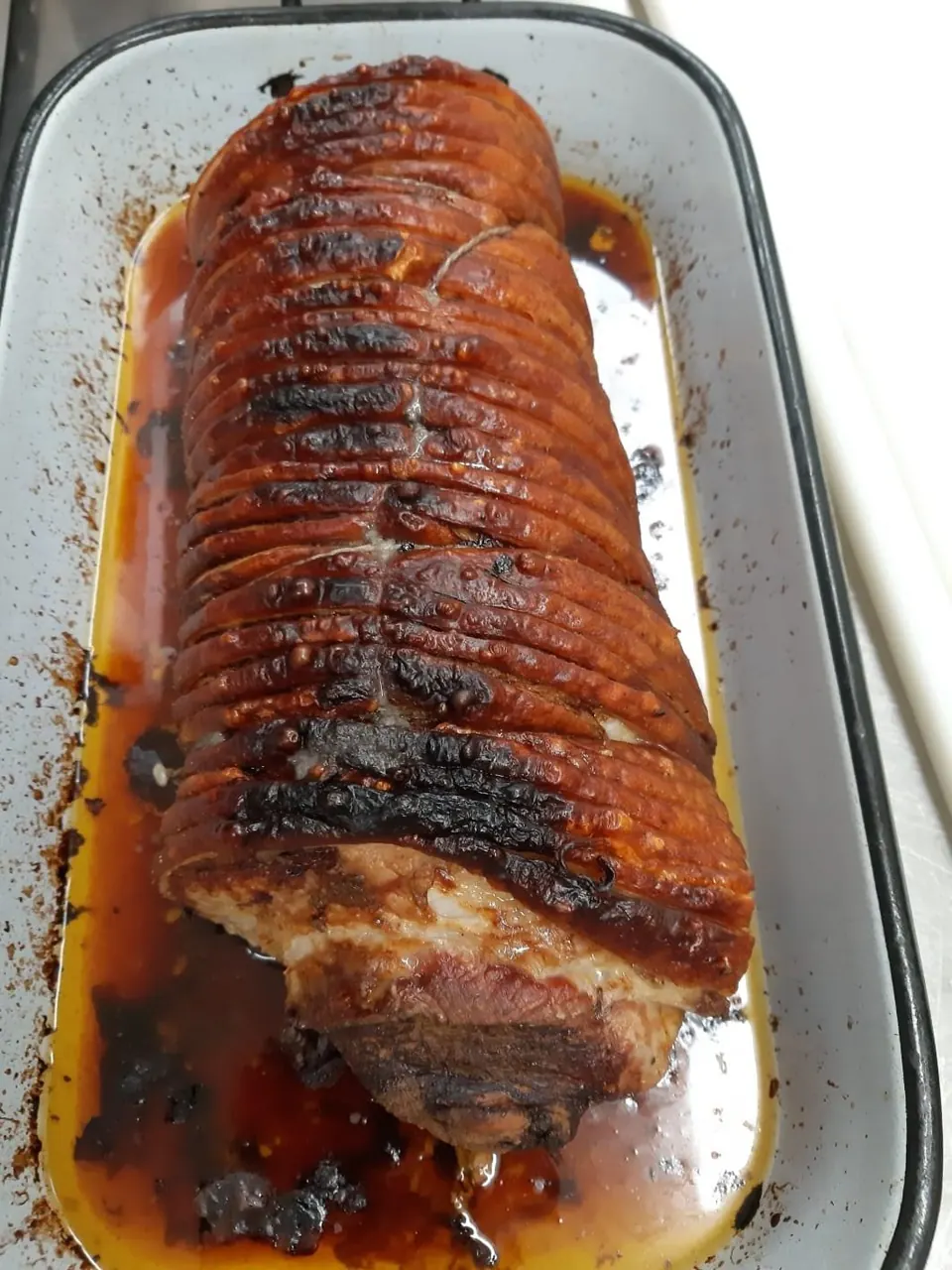 Knusprig gegrillter Spanferkelbraten in einer Bratform